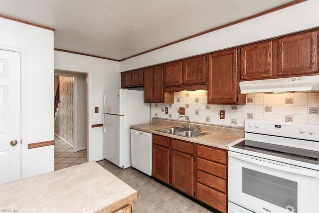 3905 Quartz LN, Virginia Beach, VA 23456