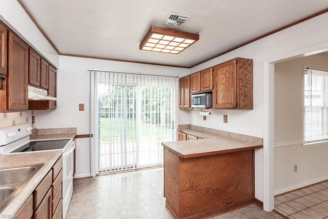 3905 Quartz LN, Virginia Beach, VA 23456