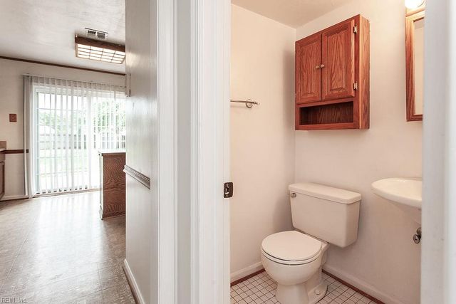 3905 Quartz LN, Virginia Beach, VA 23456