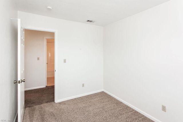 3905 Quartz LN, Virginia Beach, VA 23456