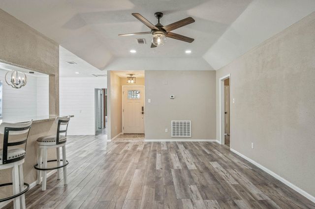 104 Oakmont Drive, Conroe, TX 77301