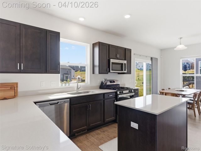 281 Quartz Way, White Lake Charter Township, MI 48386