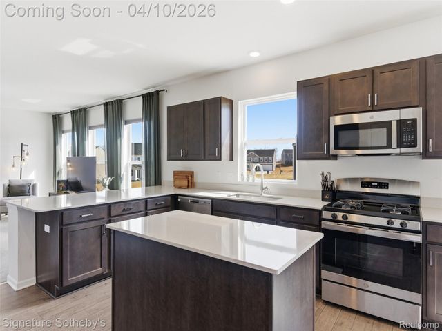 281 Quartz Way, White Lake Charter Township, MI 48386