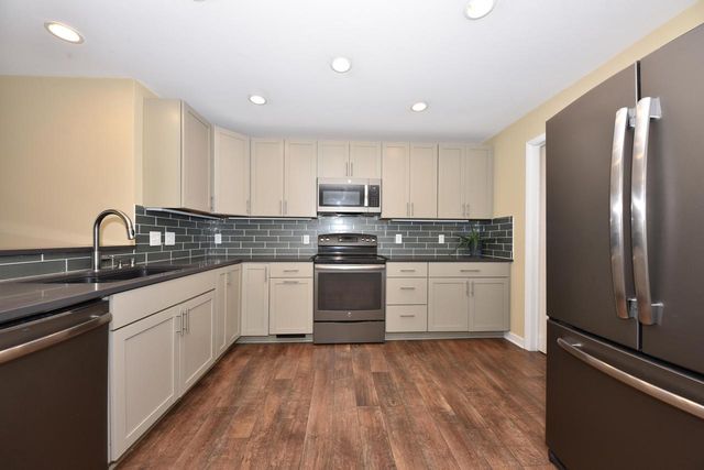 1612 Coachlight DRIVE, New Berlin, WI 53151