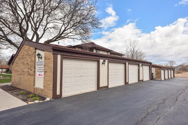 1612 Coachlight DRIVE, New Berlin, WI 53151