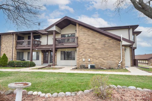 1612 Coachlight DRIVE, New Berlin, WI 53151