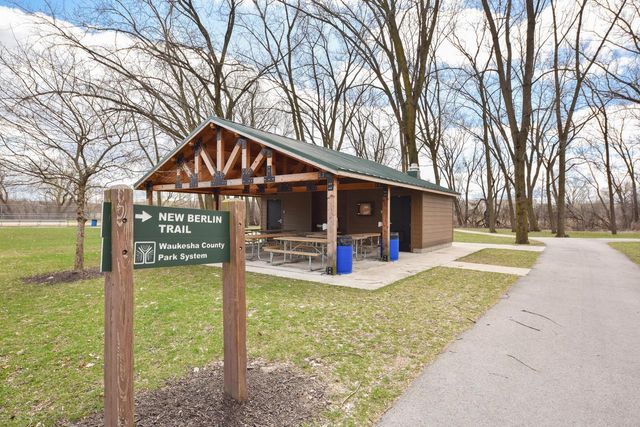 1612 Coachlight DRIVE, New Berlin, WI 53151