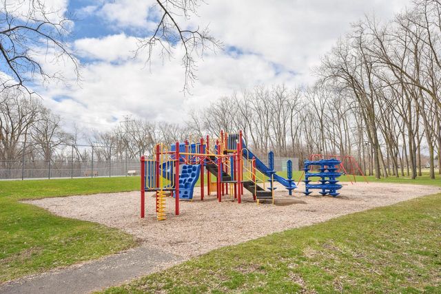 1612 Coachlight DRIVE, New Berlin, WI 53151