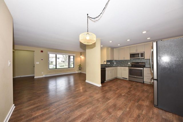 1612 Coachlight DRIVE, New Berlin, WI 53151