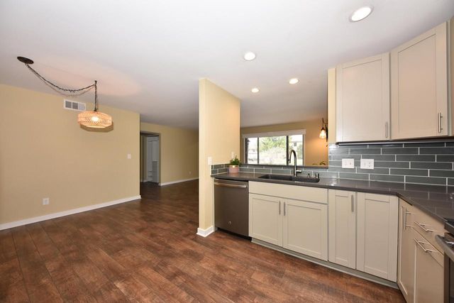 1612 Coachlight DRIVE, New Berlin, WI 53151
