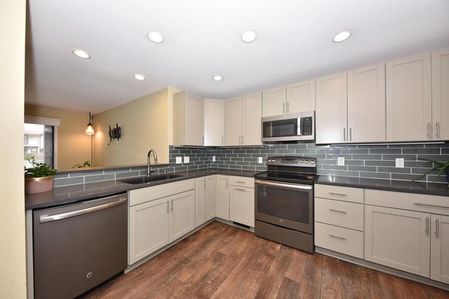 1612 Coachlight DRIVE, New Berlin, WI 53151