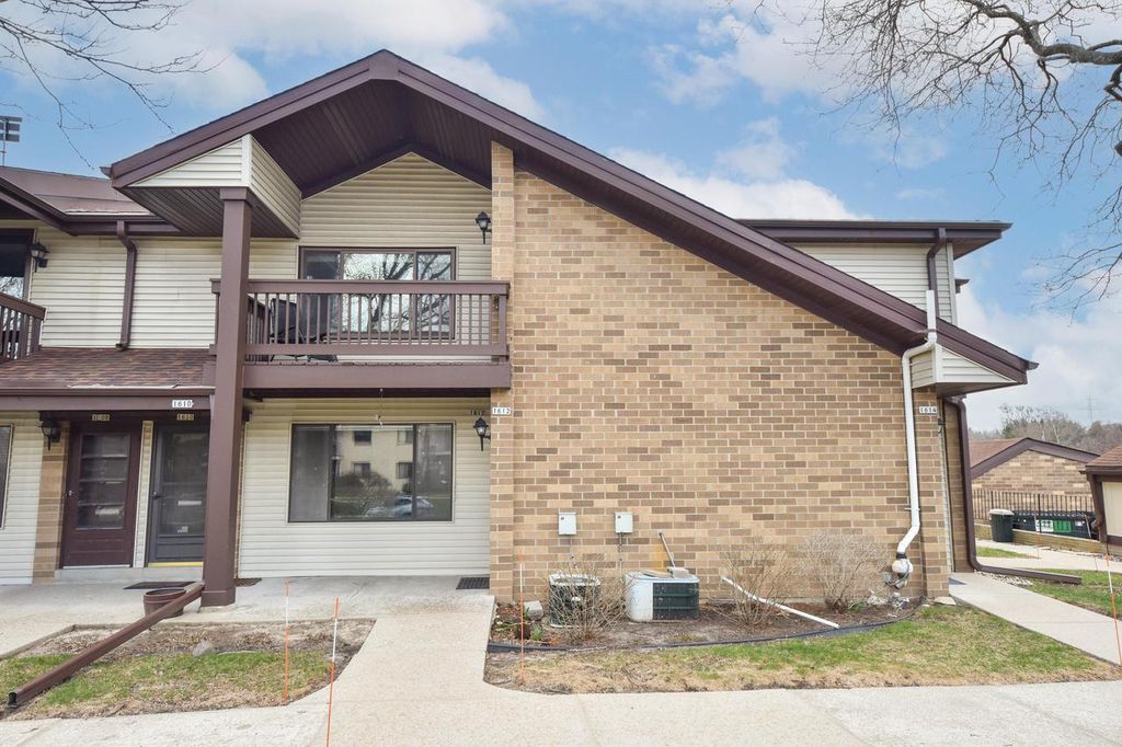 1612 Coachlight DRIVE, New Berlin, WI 53151