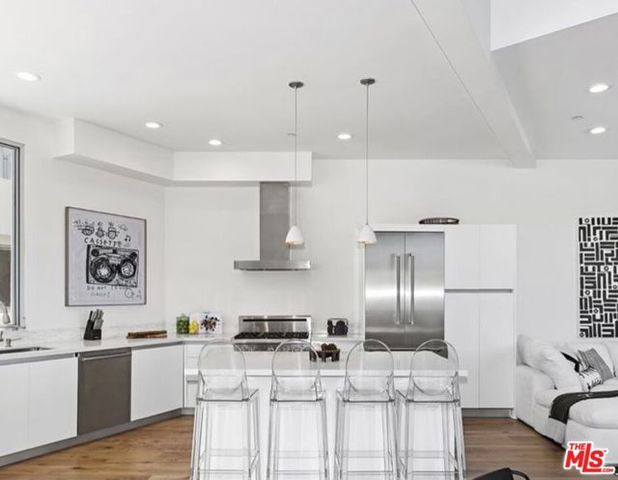 616 N Croft Avenue 8, West Hollywood, CA 90048