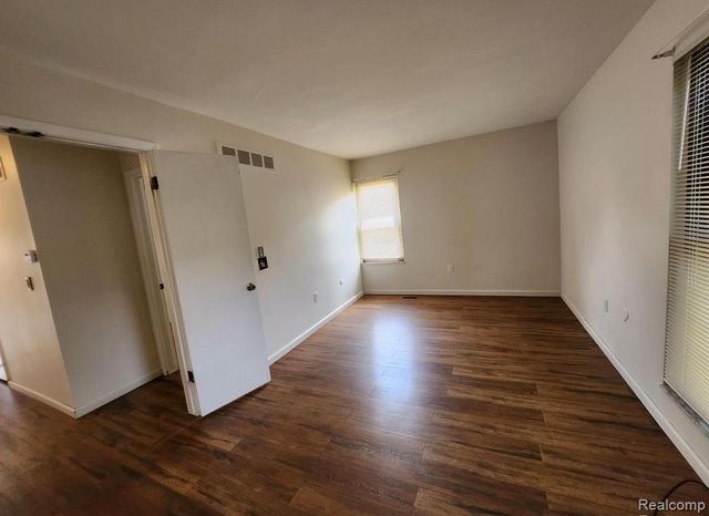31573 GREEN MEADOW Lane, Warren, MI 48093