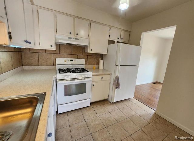 31573 GREEN MEADOW Lane, Warren, MI 48093