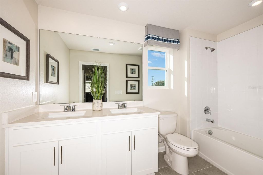 Image 20 of property listing at 5647 SKYLIGHT WAY, Palmetto, FL 34221