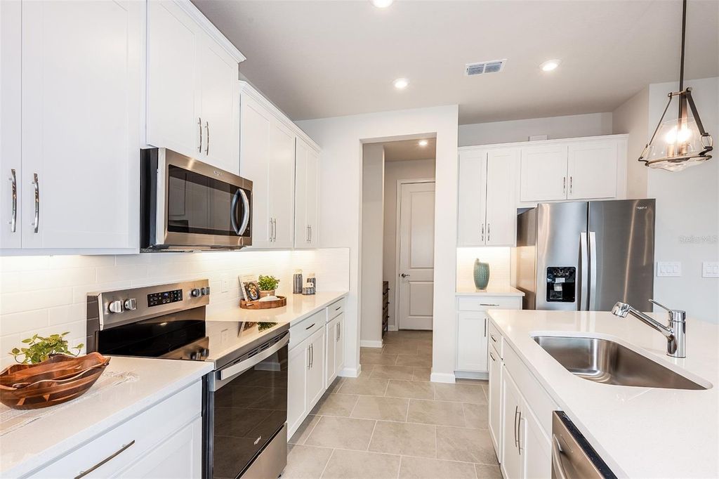 Image 5 of property listing at 5647 SKYLIGHT WAY, Palmetto, FL 34221