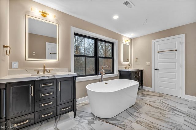 690 Club Drive W, Aurora, OH 44202