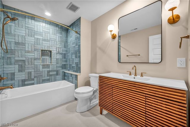 690 Club Drive W, Aurora, OH 44202