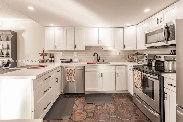 9404 SW 8th Ter 9404, Miami, FL 33174