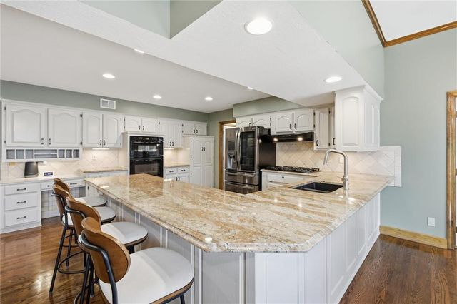 12333 Pembroke Lane, Leawood, KS 66209