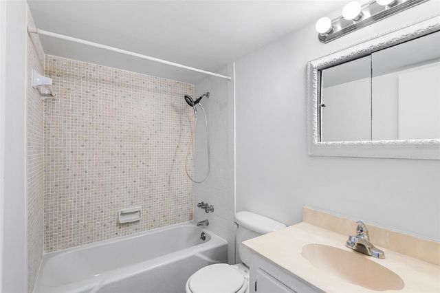 333 LAKE HOWARD DRIVE NW 211A, Winter Haven, FL 33880