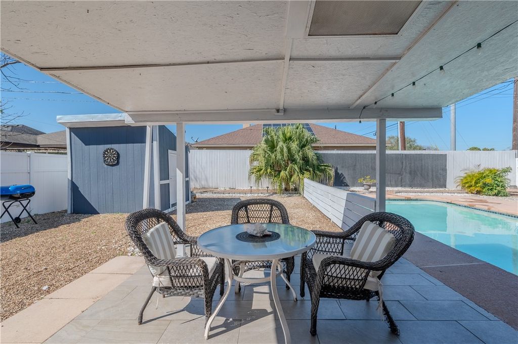 2301 Vialoux Dr, Corpus Christi, TX 78418 — photo 2