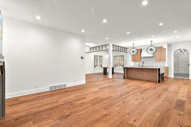317 N Lakeshore Avenue, Holland, MI 49424
