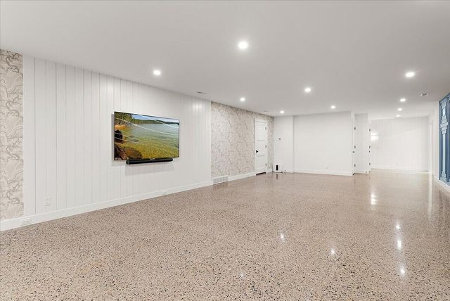 317 N Lakeshore Avenue, Holland, MI 49424