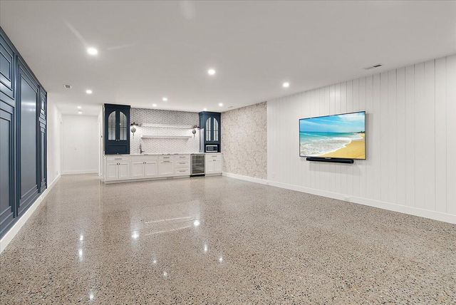 317 N Lakeshore Avenue, Holland, MI 49424