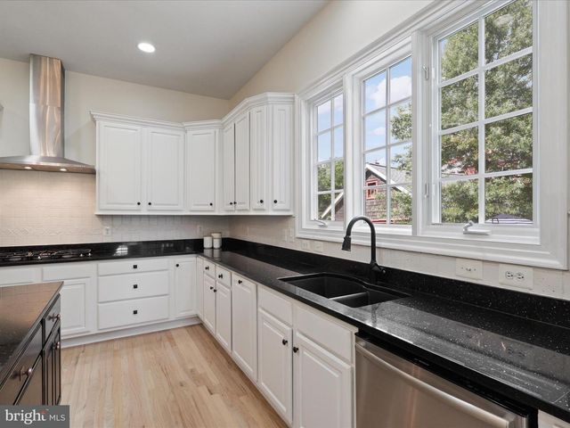 904 LOCUST ST, Herndon, VA 20170
