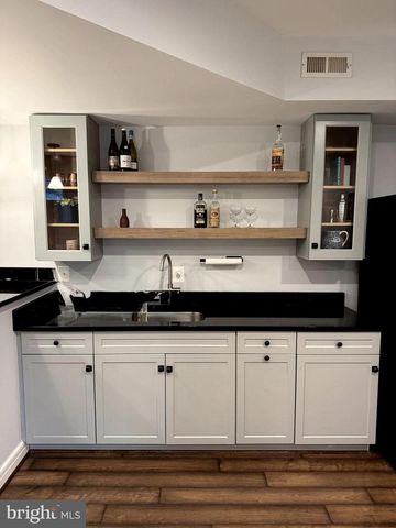904 LOCUST ST, Herndon, VA 20170