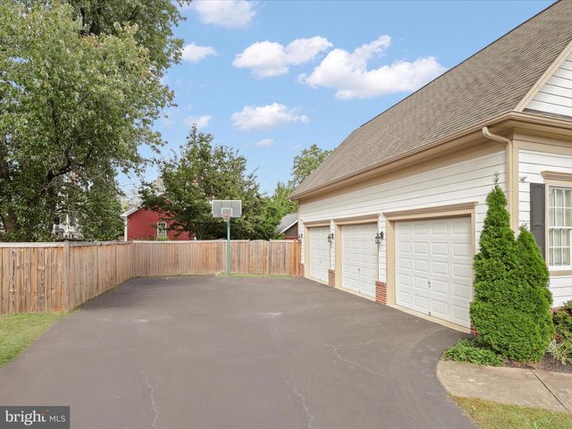 904 LOCUST ST, Herndon, VA 20170