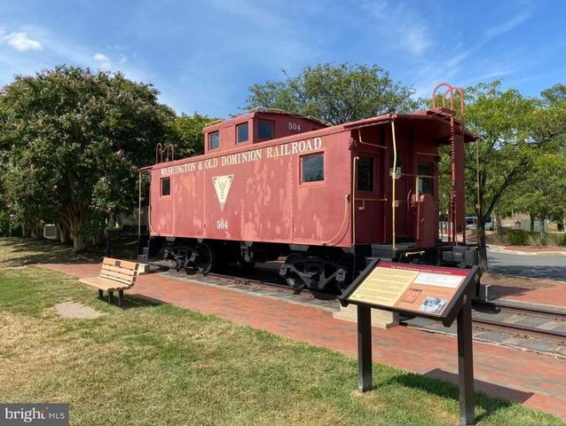 904 LOCUST ST, Herndon, VA 20170