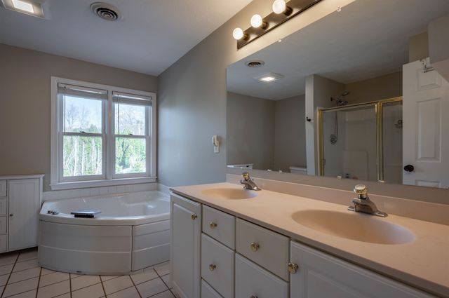 4 Chelsea Court, Nashua, NH 03062