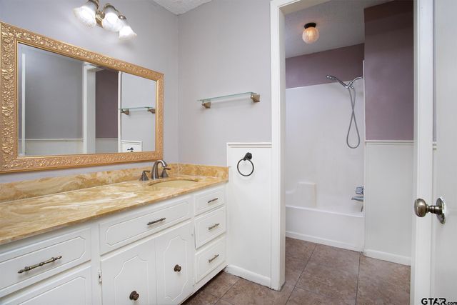 10187 Crestview Dr, Tyler, TX 75707