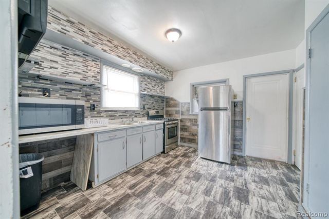 15509 Holmur Street, Detroit, MI 48238