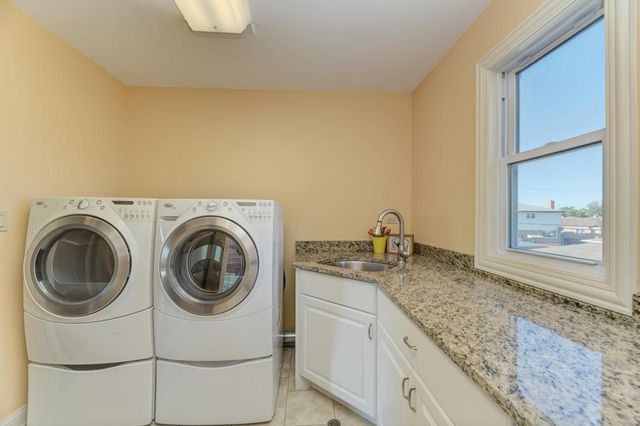 9956 Ivanhoe Avenue, Schiller Park, IL 60176