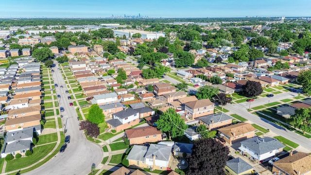 9956 Ivanhoe Avenue, Schiller Park, IL 60176