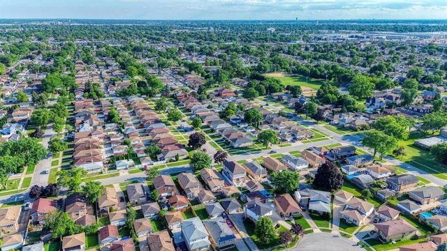 9956 Ivanhoe Avenue, Schiller Park, IL 60176