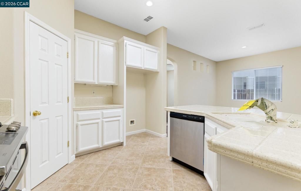 Image 5 of property listing at 1689 Soledad Dr, Roseville, CA 95747