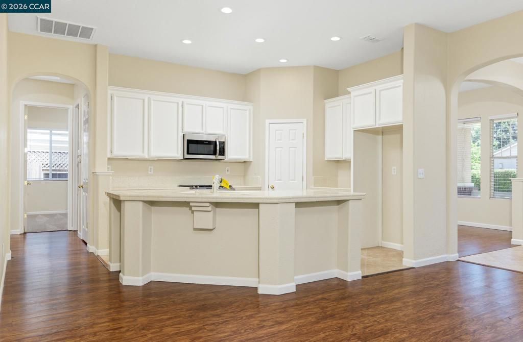 Image 6 of property listing at 1689 Soledad Dr, Roseville, CA 95747