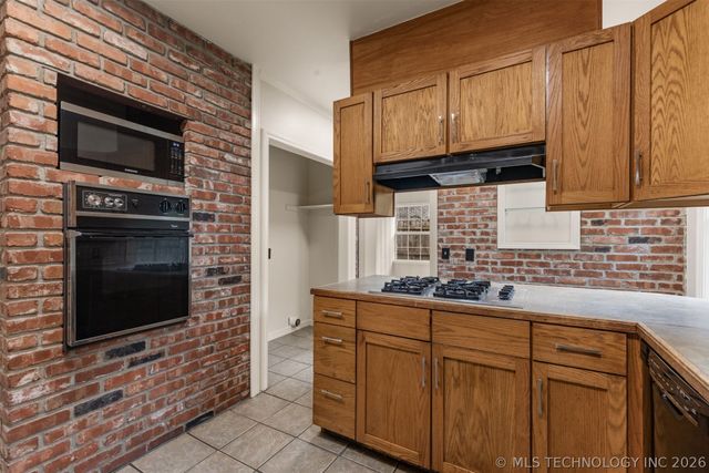 2433 Gary Place, Tulsa, OK 74114