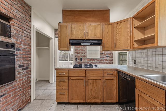 2433 Gary Place, Tulsa, OK 74114
