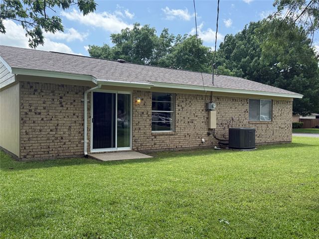1001 Parkwood Court, Gainesville, TX 76240