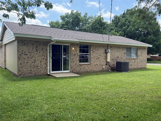 1001 Parkwood Court, Gainesville, TX 76240