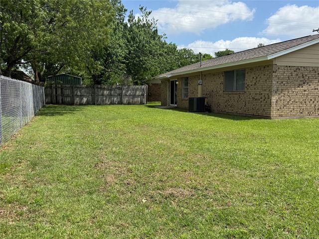 1001 Parkwood Court, Gainesville, TX 76240