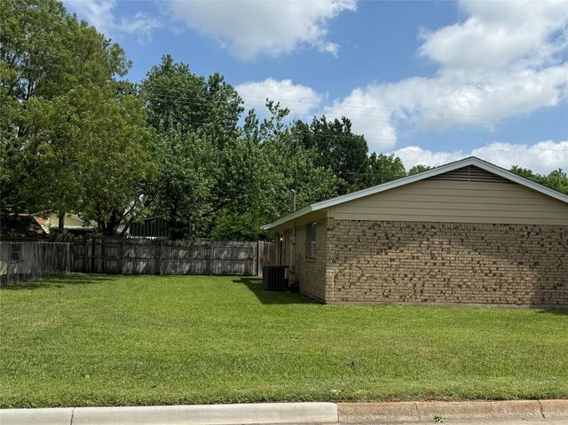 1001 Parkwood Court, Gainesville, TX 76240
