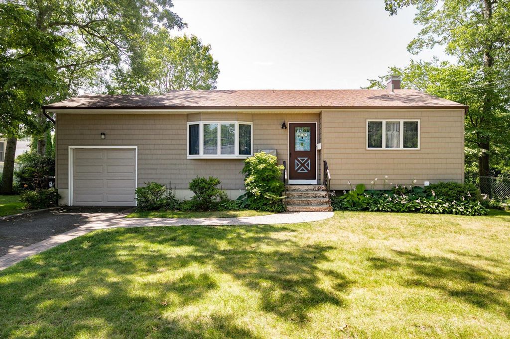 12 46th Street, Islip, NY 11751