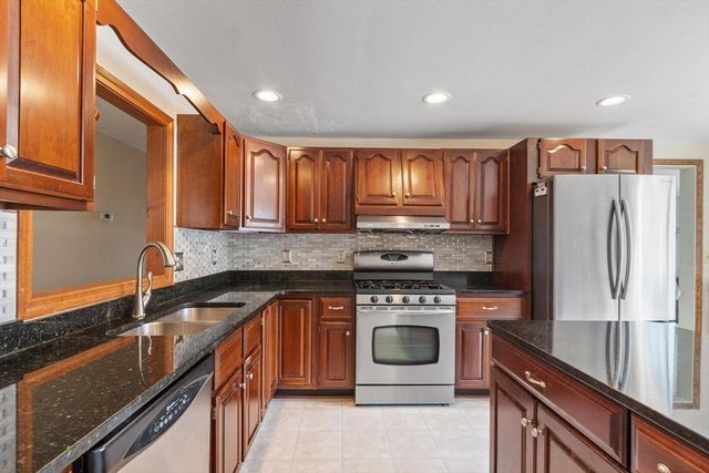 11 Stonewood Ln, Braintree, MA 02184